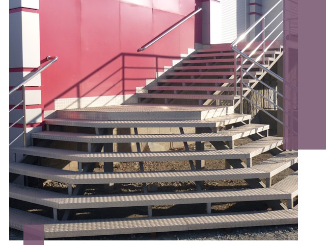 Лестницы для магазина в Стрежевом — изготовление и монтаж