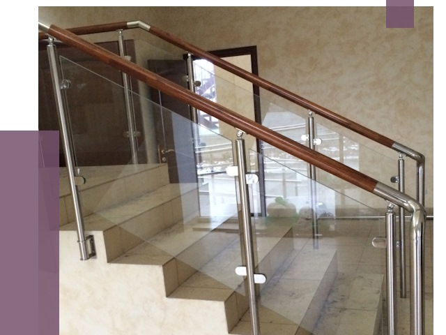 Комбинированные перила из металла и дерева в Стрежевом